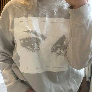 Ariana Grande sweatshirt - Mysig grå sweatshirt från Ariana Grande från hennes egna hemsida. 
