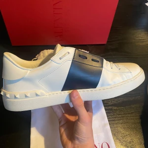 Valentino opens vita med marin blått band - Säljer ett par Valentino opens 9/10 skick, använda ett fåtal gånger. Nypris-5000kr. De är självklart äkta, har kvitto och dem är köpta från merchsweden. Vid frågor eller fler bilder är det bara att skriva. 