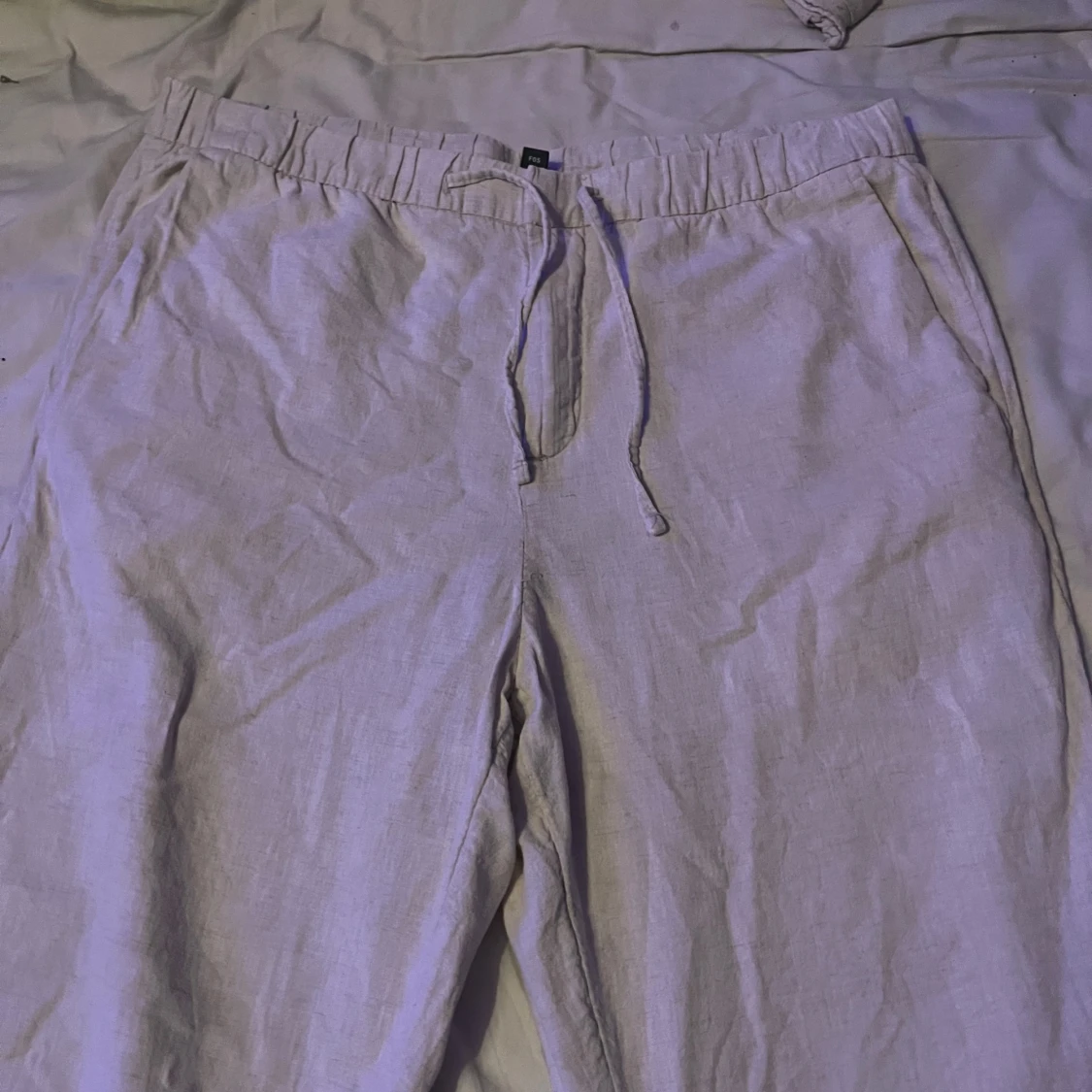 Beige linnebyxor från H&M med dragsko - 2