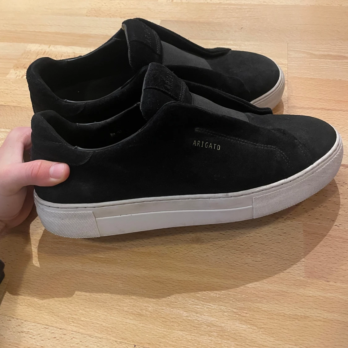 Säljer Svarta sneakers från Axel Arigato i mocka