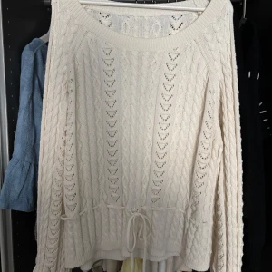 Vit stickad tröja med knyt i midjan - Säljer en vit stickad tröja från Violeta by Mango. Tröjan har ett fint kabelstickat mönster, rund halsringning och knyt i midjan. Jätte jättesnygg!! Storlek M 