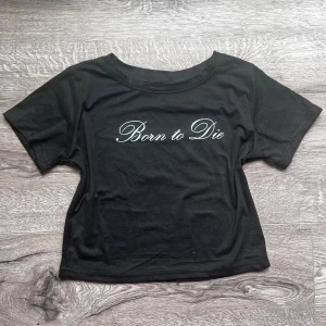 Born to die topp - croptop som jag köpt online! använd fåtal gånger 🌷strl M men sitter mer som S