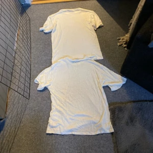 Vit t-shirt från 157  - Säljer en klassisk vit t-shirt från 157 i storlek S. T-shirten har rund halsringning och korta ärmar, perfekt för en enkel och stilren look. Tillverkad i mjukt material som känns skönt mot huden.