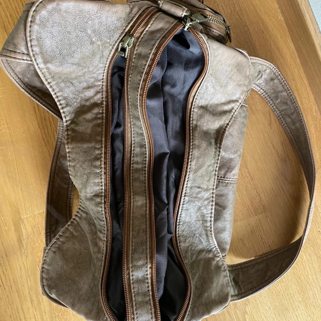 Brun axelväska med flera fack - 3