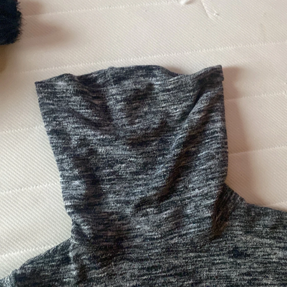 Gråmelerad polotröja med spetsdetalj - 1