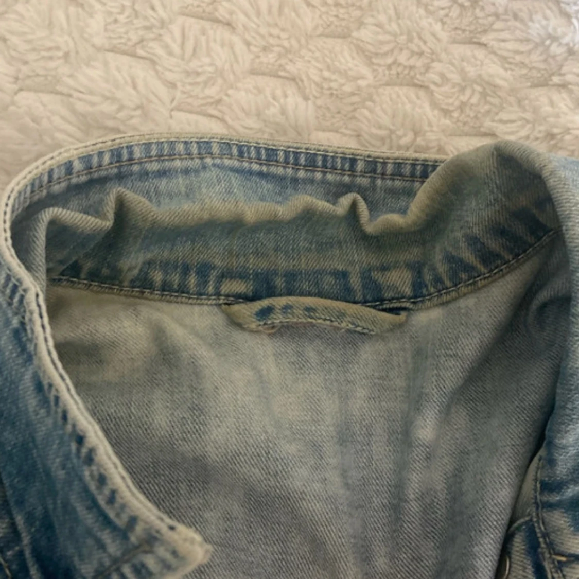 Ljusblå jeansjacka med knappar - 2