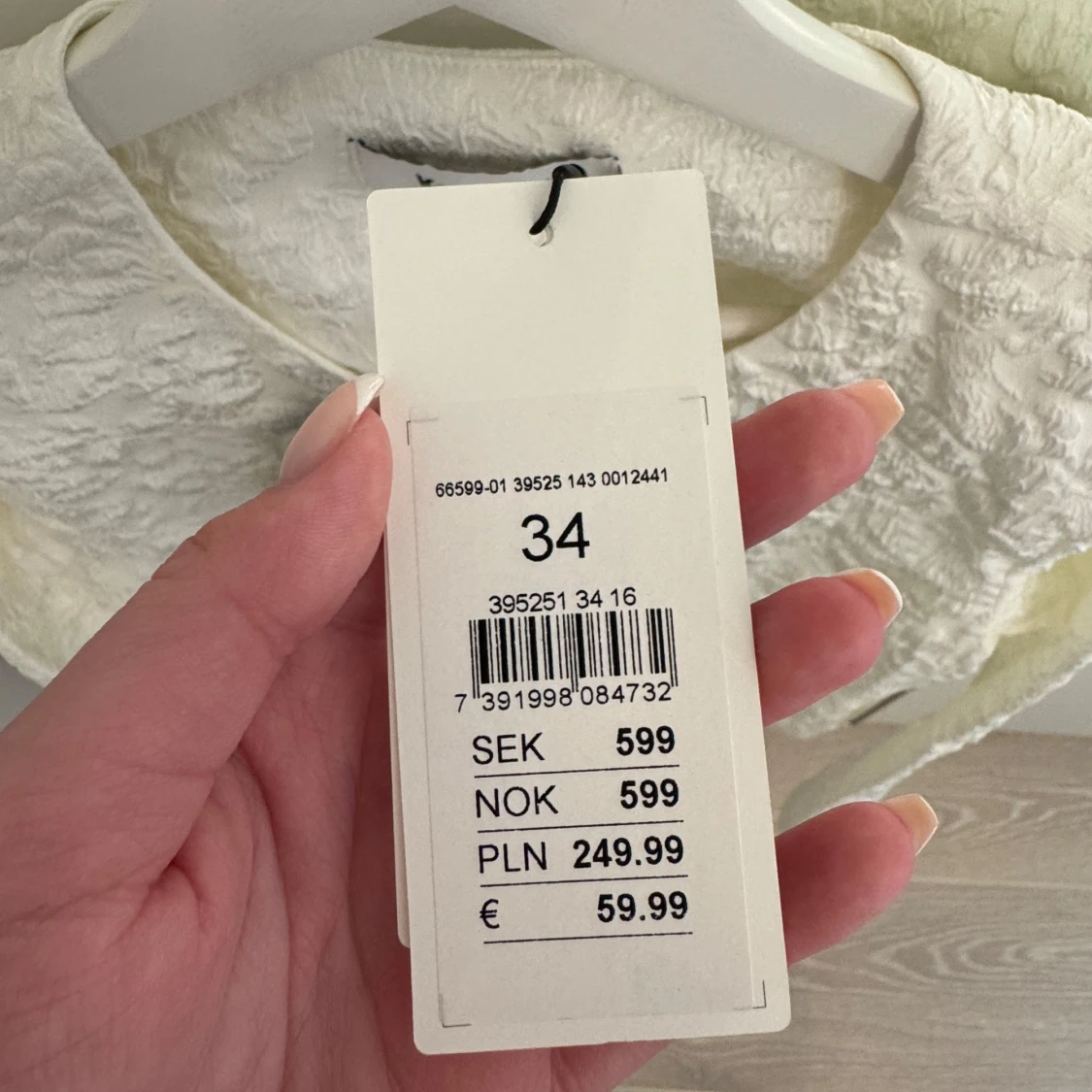 Vit blus/kofta med svarta rosetter från Kappahl - 3