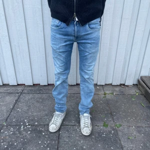 Replay Anbass jeans  - Replay jeans - Modell: Anbass - Storlek: W31/L30 - skick: 6/10(Slitna på vissa ställen och uttöjt tyg) - Nypris runt 2000kr