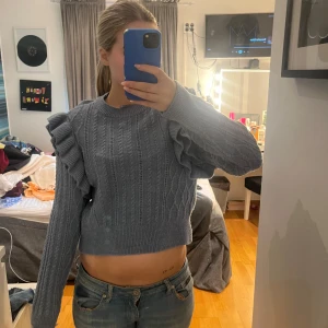 Söt stickad tröja  - Söt stickad tröja perfekt till sommarkvällar🌸 Storlek M men passar mig me S🌸
