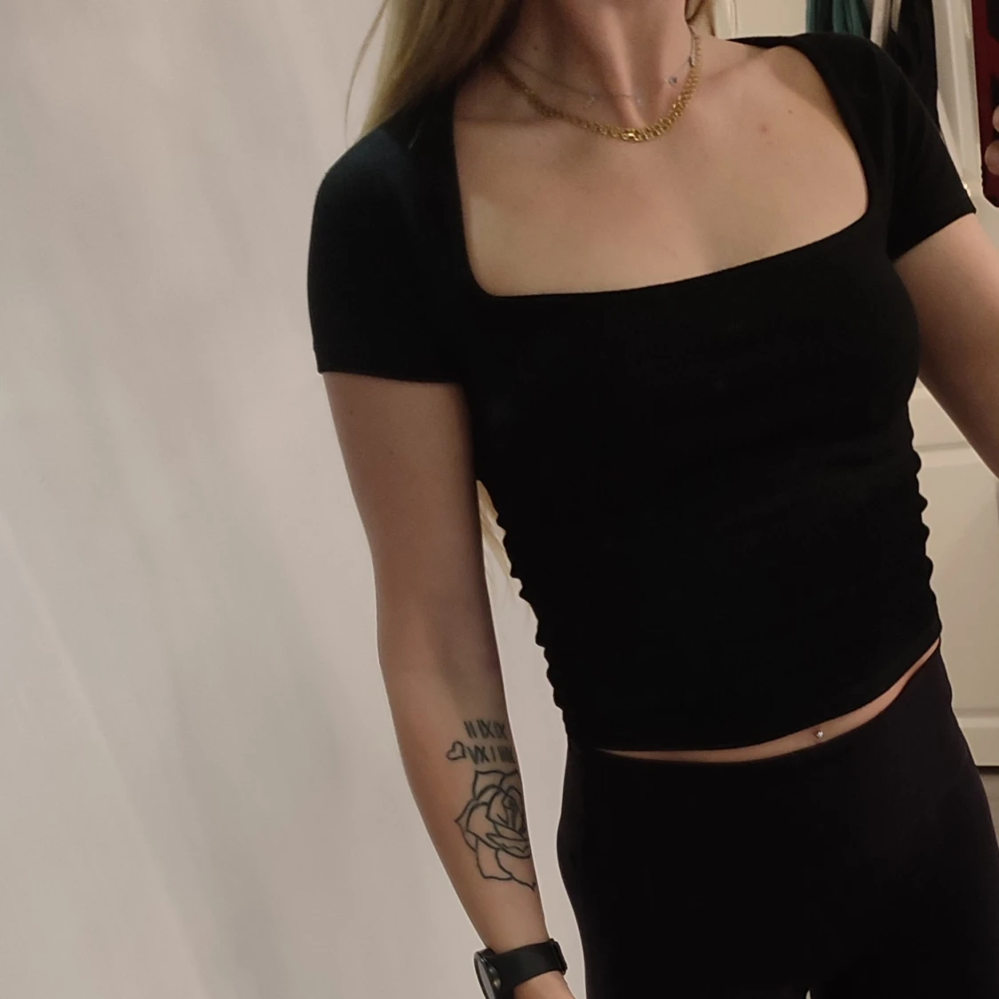 Svart croppad topp med fyrkantig ringning