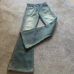 Blå bootcut jeans från Big Star - Säljer ett par klassiska blå bootcut jeans från Big Star med slitningar och ljusare partier framtill och baktill. Nästan helt nyskick! Inget trasigt eller tecken på användning. 