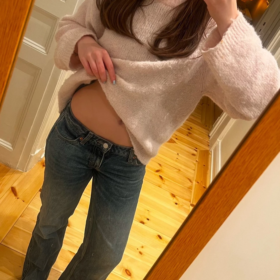 Blå lågmidjade jeans från Weekday