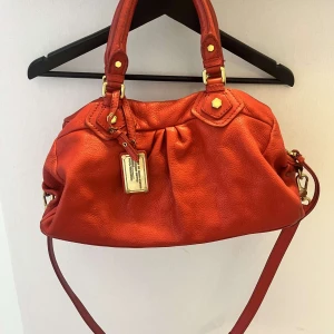 Marc Jacobs väska - Måste tyvärr sälja denna as snygga Marc Jacobs väska då den inte kommit till användning så mycket! 💓 den är i super fint skick å knappt använd!!