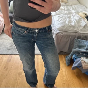 Snygga lowwaist jeans! - INTE MINA BILDER ‼️ Snygga jeans från weekday, säljer vidare då de tyvär inte passade. Storlek XS men skulle säga mer S! Skriv vid frågor osv ❣️