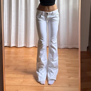 Lågmidjade bootcut jeans - Vintage från Fishbone💓midja 41 innerben 89 jae 165