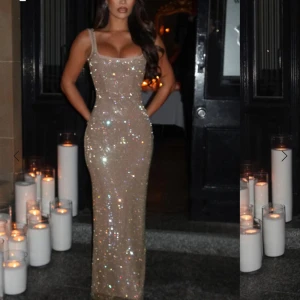 Glittrig långklänning i champagnefärg från babyboo - Säljer en glittrig långklänning i champagnefärg med smala axelband och öppen rygg. Klänningen har figurnära passform och är täckt av paljetter som ger en lyxig känsla. Perfekt för festliga tillfällen. Den är från babyboo, kostade 3,2 med frakt. Säljer för 2,5. Aldrig använd! Vid snabb affär priset kan diskuteras 