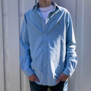 Ljusblå Ralph lauren Skjorta S - Säljer denna tvärfeta Ljusblåa Ralph lauren skjortan | Storlek: S | Skick: 9,5/10 | frakten sker på köparens bekostnad via Instabox eller PostNord! | Hör av dig vid frågor eller funderingar. // A.resell