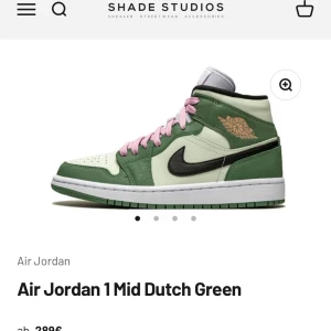 Nike Air Jordan 1 Mid Dutch Green - Säljer ett par Nike Air Jordan 1 Mid Dutch Green sneakers med gröna och ljusgröna paneler, svarta swoosh-loggor och rosa skosnören. Skorna har hög modell och klassisk Air Jordan-vinge på sidan. Perfekta för dig som vill sticka ut med stil. Storlek 40,5 