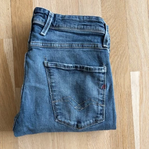 Blå Replay Anbass jeans - Säljer dessa stilrena slim fit replay jeans i fint skick 😎 | Size: W30 L32 | Modell: Anbass | Skick: 8/10 | Nypris: 1600 kr | Replay lappen som sitter på baksidan har ramlat av, men inget som syns då man har bältet över det ändå 💪 Skriv vid minsta lilla fråga! 🗣️🗣️