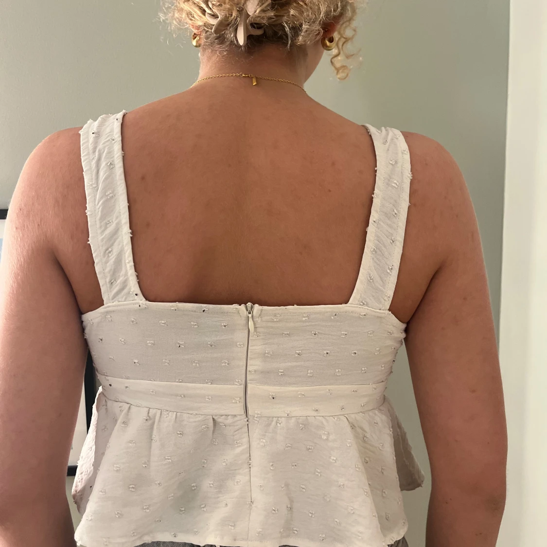 Vit ärmlös blus med volang - 1