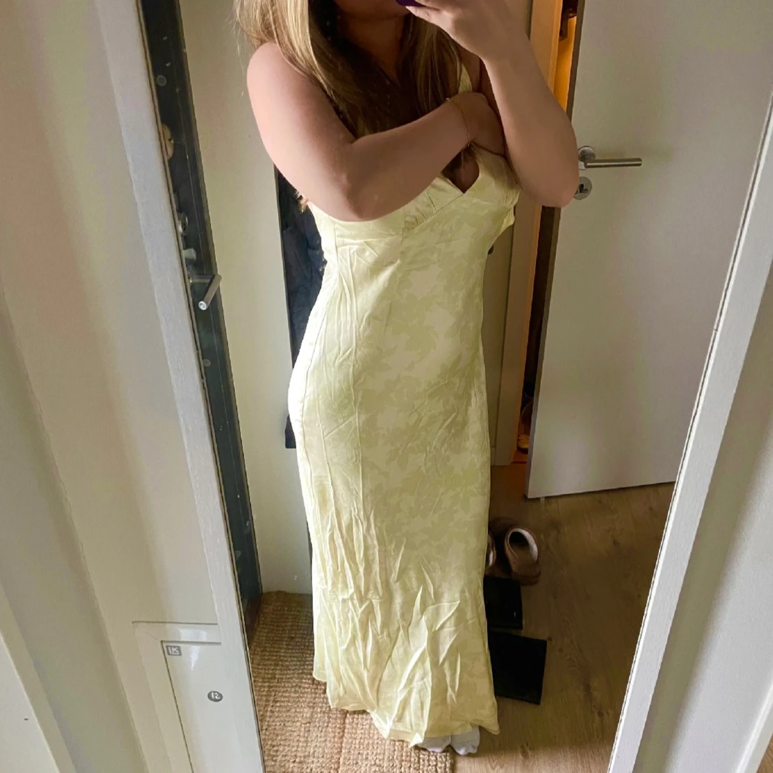 Slutsåld Ljusgul långklänning med öppen rygg - 4