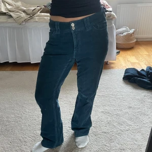 Mörkblå manchesterbyxor - Mörkblå manchesterbyxor med snygga knappar fram! 