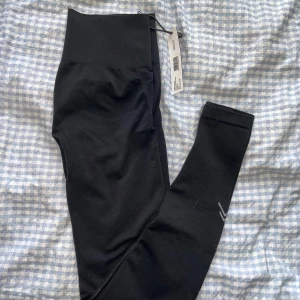 Oner active - Effortless - Oner Active tights från kollektionen Effortless. Strl M - Long. Säljer pga fel storlek för mig. Nya med lappen kvar därmed priset! 