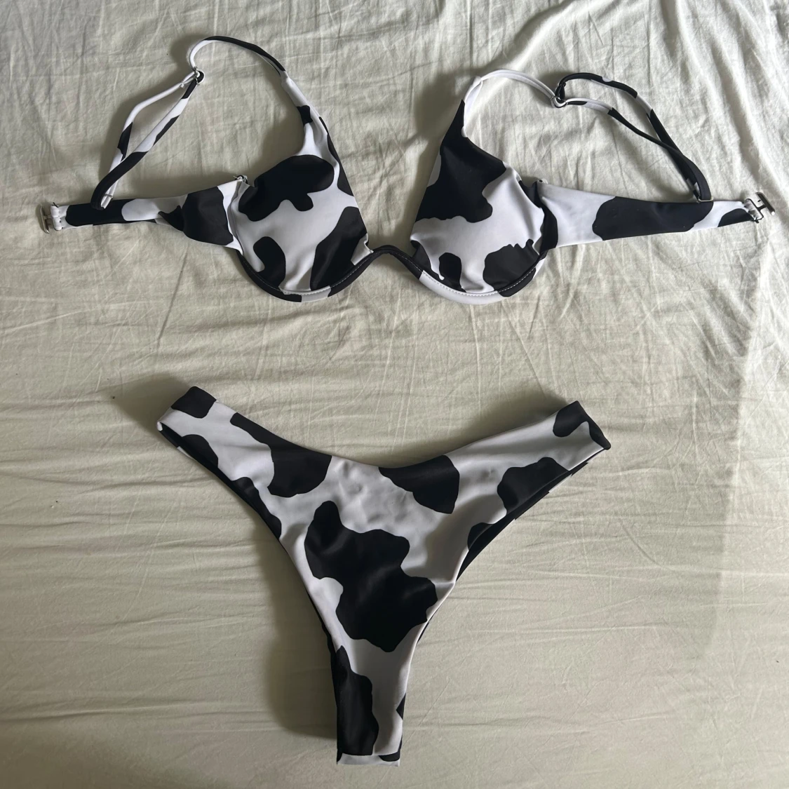 Svartvit bikini med ko-mönster