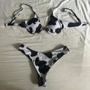 Svartvit bikini med ko-mönster - Säljer en  bikini med svartvitt ko-mönster i strl s