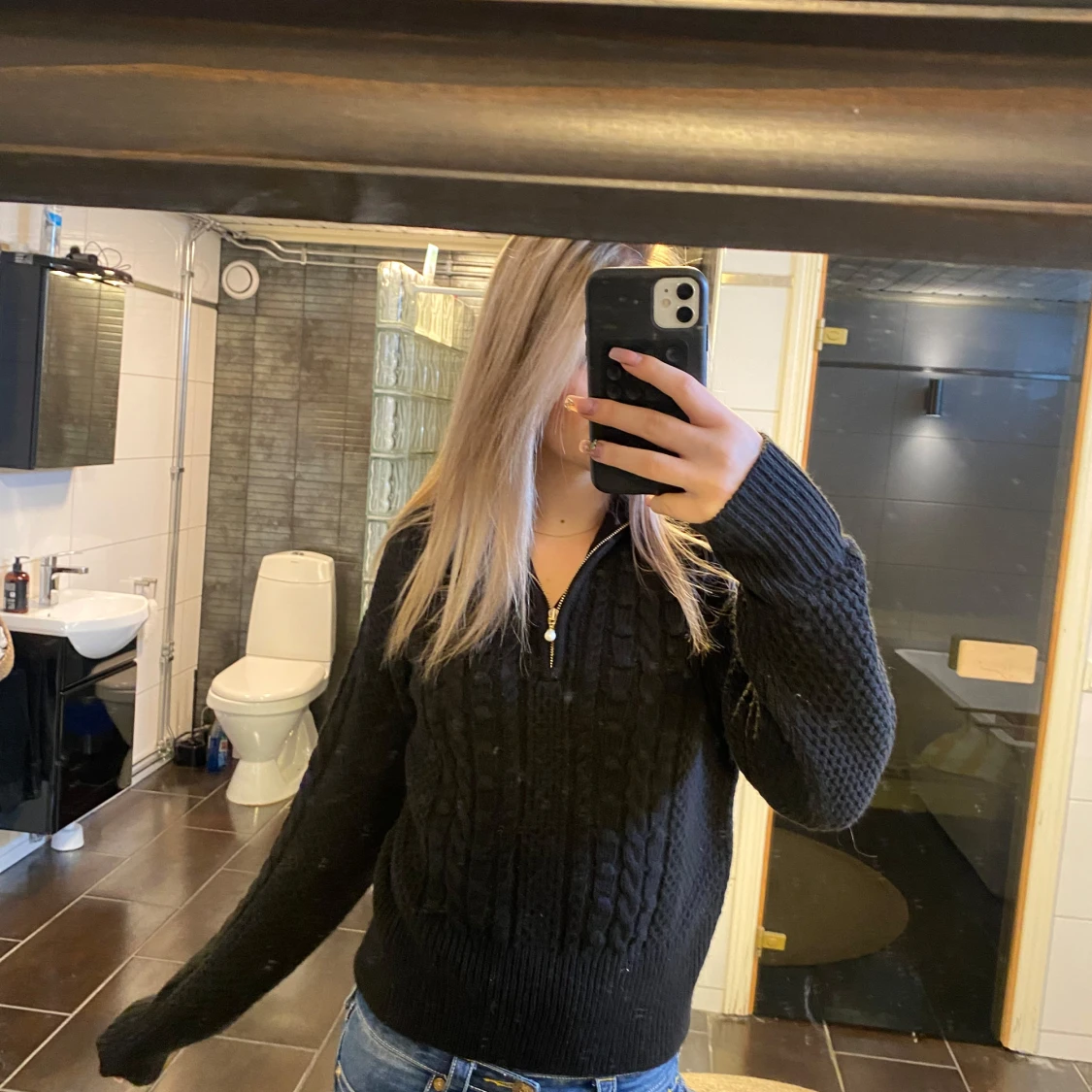 Svart stickad tröja med dragkedja