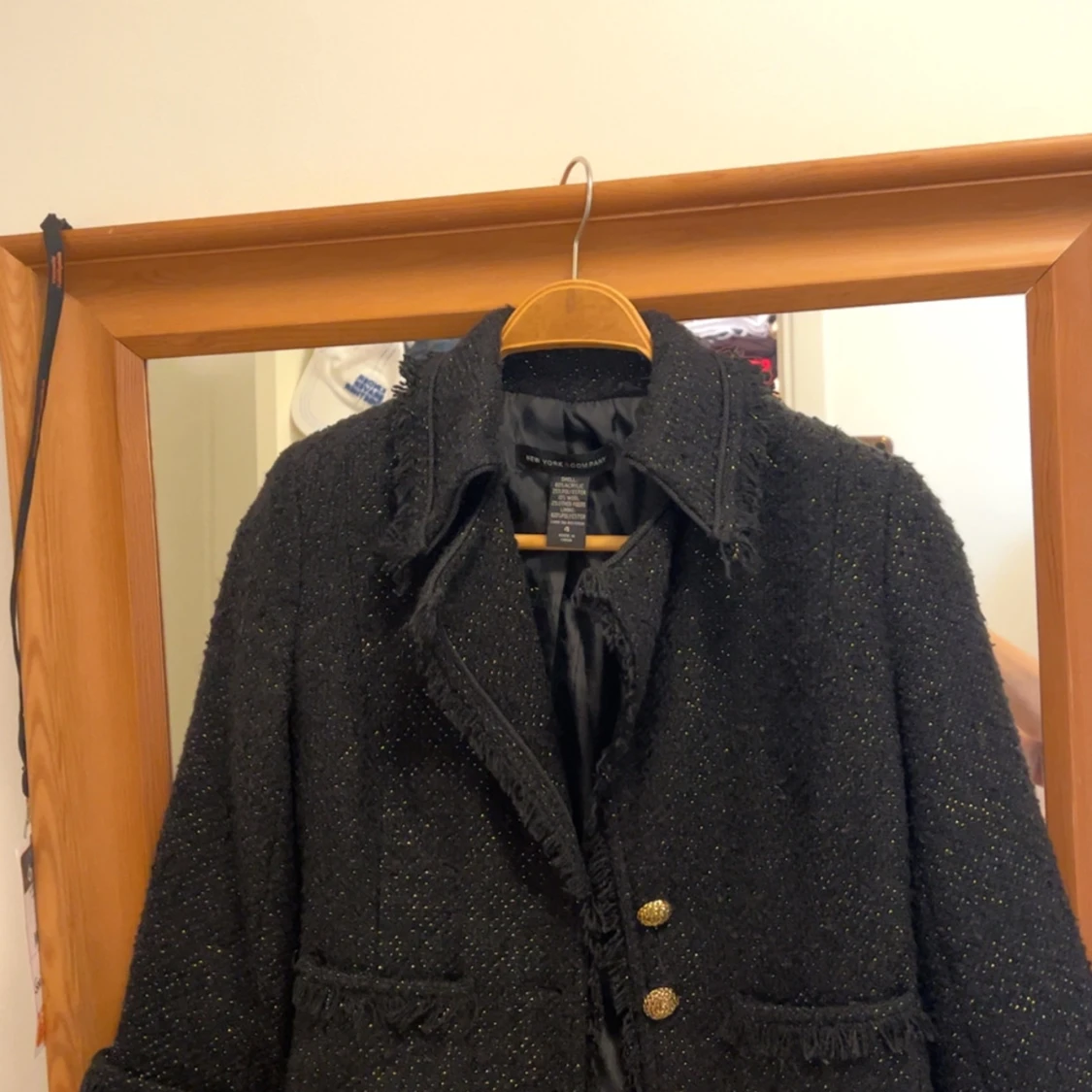 Svart kavajjacka med guldknappar från Zara