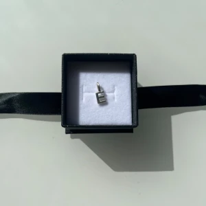 E berlock - Säljer en E berlock i silver. Berlocken har en enkel, stilren design som passar perfekt till vardags. OBS det är endast berlocken jag säljer, någon kedja följer alltså inte med. Hör av dig vid frågor😌