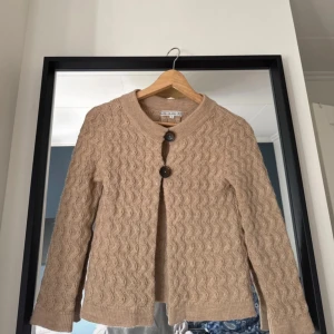 Beige kofta från Dagmar - Säljer denna så snygga beige kofta från Dagmar med vågigt stickat mönster och två stora knappar framtill. Använd fåtal gånger! 🥰 hör av er för mer info🙌🏼