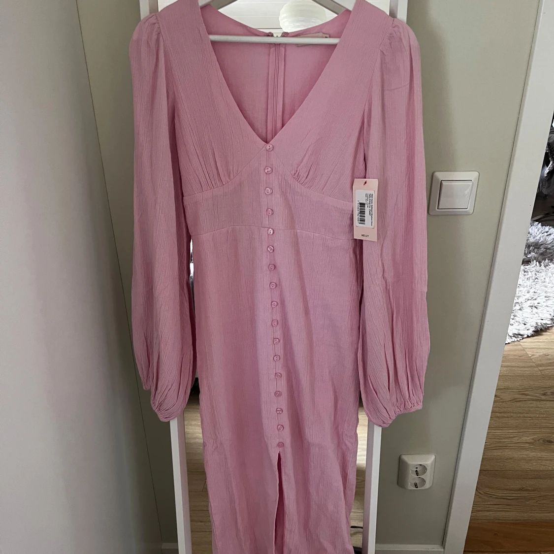 Ljusrosa långklänning med knappar - 1