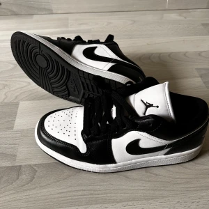 Nike Air Jordan 1 Low svart/vit - Nypris ca 1300 Oanvända endast testade  