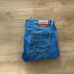 Blå jeans från Diesel Larkee - Hängt i garderoben ett bra tag men enbart använt ett fåtal gånger, därav är dom lite skrynkliga. Men utöver det så finns det inga tecken på användning. Hör av dig vid frågor, tack.
