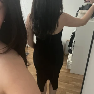 Svart ribbad tub klänning  - Säljer denna ribbade tub klänningen från Gina tricot som dom ej säljer längre. Köpte klänningen för tre somrar sen men använt fåtal gånger 