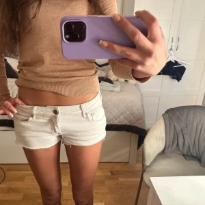 Jeansshorts  - Snygga vita Jeans shorts som är klippta de är M men skulle nog också kanske passa S💕💕
