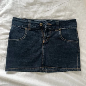jeanskjol - kort jeanskjol i mörkblå färg💕i jättebra skick men tyvärr blivit för liten för mig😩midjemått ca 37-38 cm tvärs över vid höfterna.