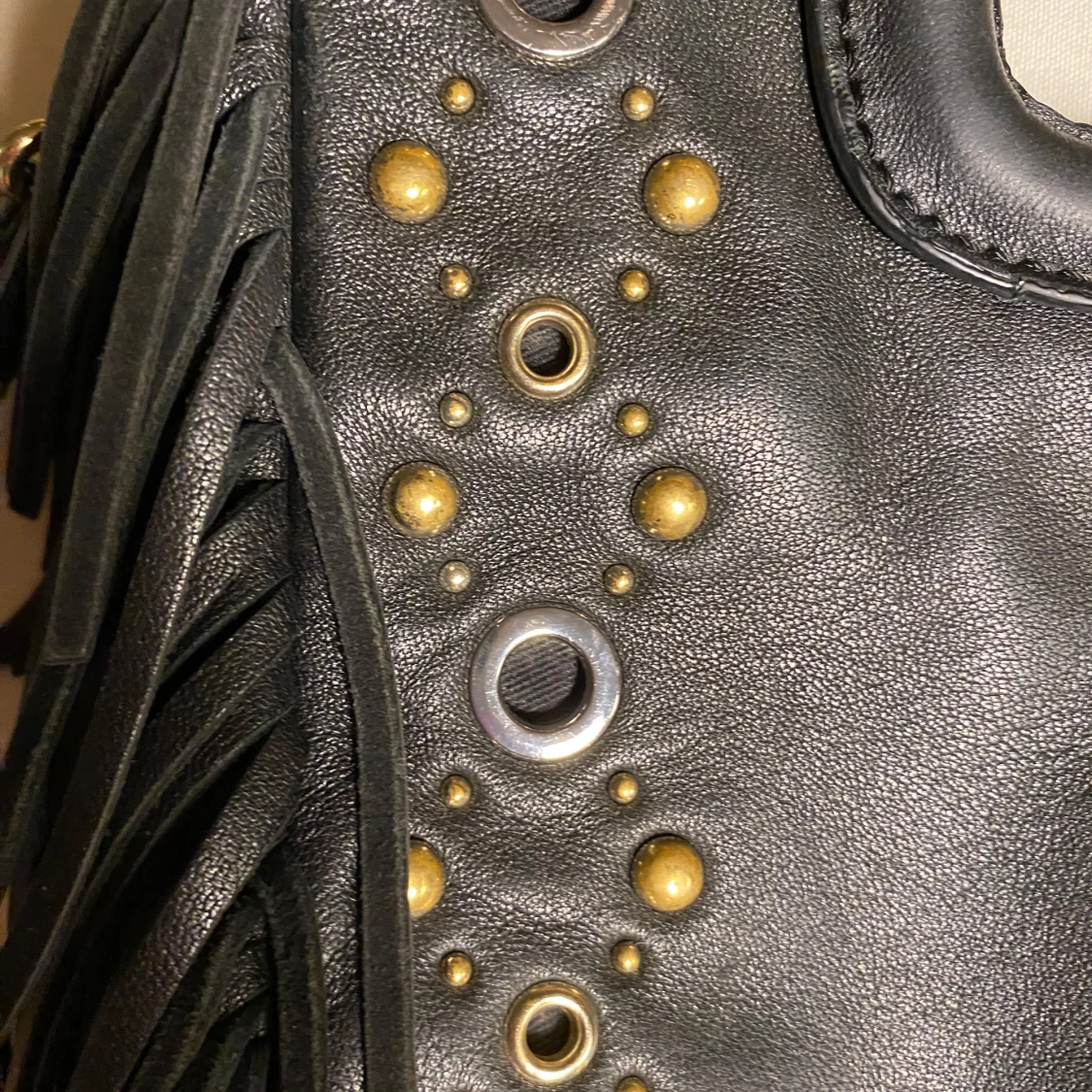 Svart axelväska med fransar och nitar - 4