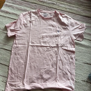 Ljusrosa t-shirt från Ralph Lauren - Bra skick rosa och skön tisha från Polo