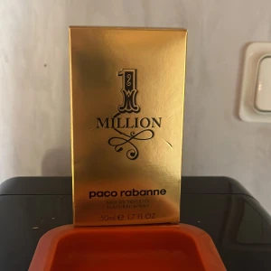 1 Million Eau de Toilette från Paco Rabanne 50ml - 1 Million från Paco Rabanne är en ikonisk herrparfym i en lyxig guldskimrande flaska. Doften är kryddig och fräsch med inslag av läder, kanel och blodapelsin. Flaskan rymmer 50 ml och har en unik design som påminner om en guldtacka. Är helt oöppnad, helt ny och full flaska! Köpte denna för 800kr och säljer för 500kr då pris kan diskuteras