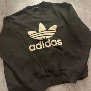 adidas tröja - aldrig använd men ha blivit lite hårig😅💘