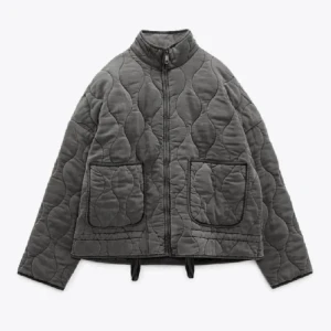 Grå quiltad jacka med dragkedja - Säljer en grå quiltad jacka med hög krage och dragkedja framtill. Jackan har två stora fickor på framsidan och ett vågigt quiltat mönster. Passformen är oversized och jackan är perfekt för kyligare dagar.