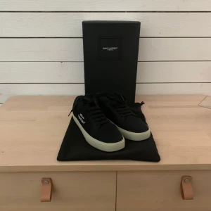 Saint Laurent  - Säljer dom här fina saint laurents skor