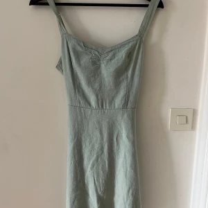 Grön sommarklänning  - Ljusgrön sommarklänning från hollister med öppen rygg. Perfekt till skolavslutningen eller syskonets studentfest!