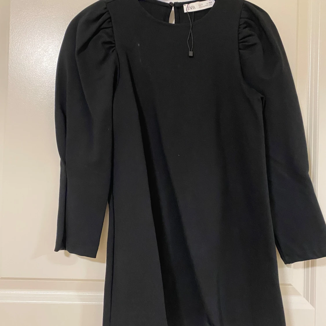 Svart klänning med puffärm från H&M