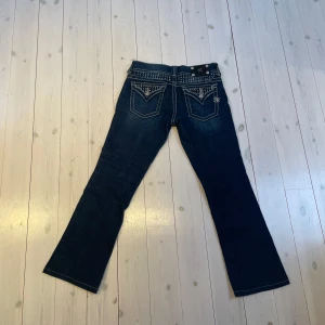 Miss me jeans - Jätte fina mörkblå utsvängda miss me jeans dom har inga tecken på slitage jag har bara testat dom en gång men dom är köpta från en annan tjej på Plick och om jag kommer ihåg rätt så är dom oanvända men är ej säker. Jag skulle säga att dom är mellan low och mid rise men mycket mer åt det låga hållet. Dom är en S i bokstavs storlek. Skriv gärna om du undrar över något.