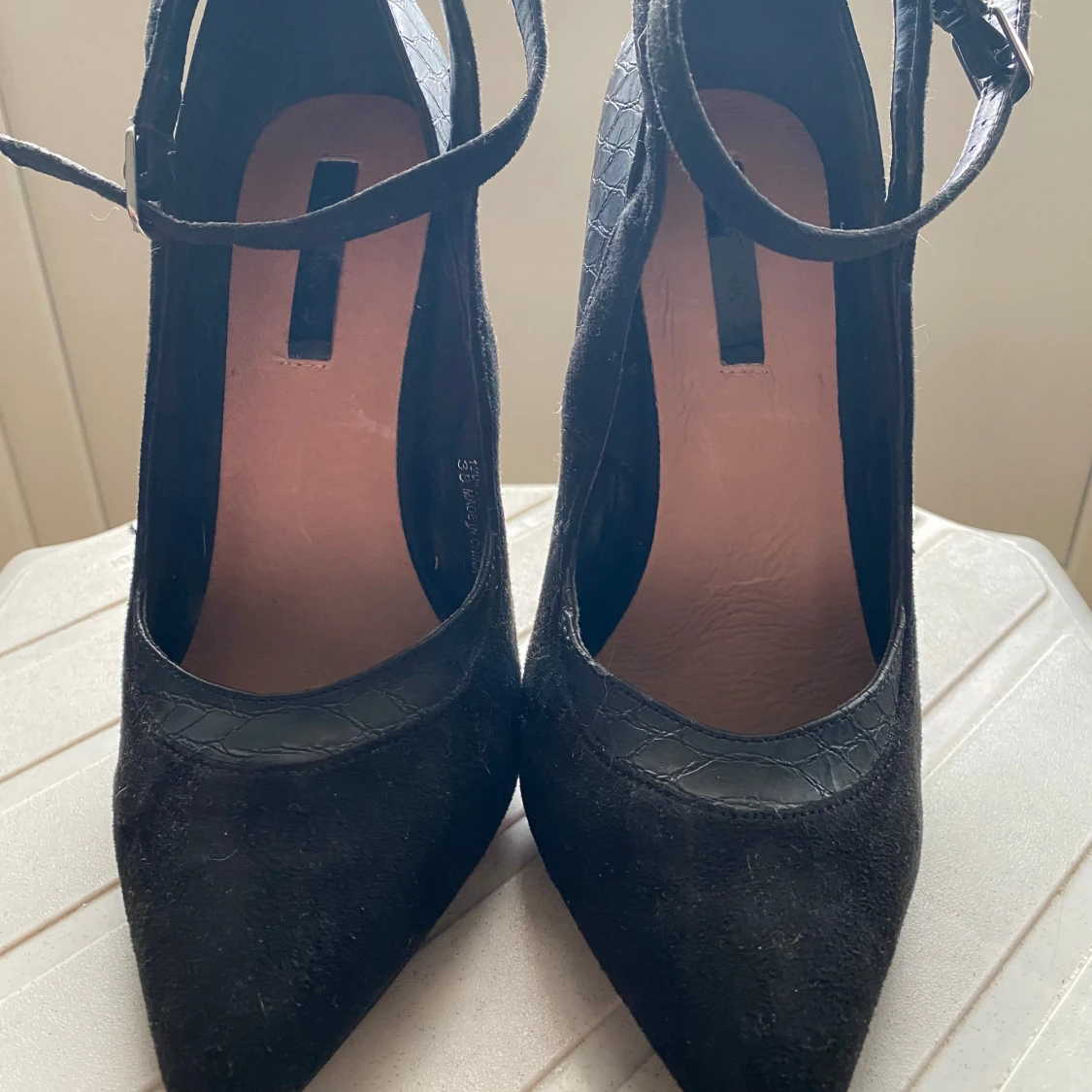 Svarta pumps med ankelrem från Lost Ink