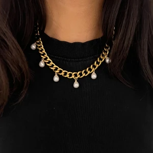 Halsband med pärlor - Priset går att diskutera och det finns även i silverfärg. Guldpläterad 18k halsband på rostfritt stål som är justerbar mellan 38-43cm. Det ingår en röd present ask. Jag har en annan annons med samma halsband, billigare  dock ingår inte present asken.